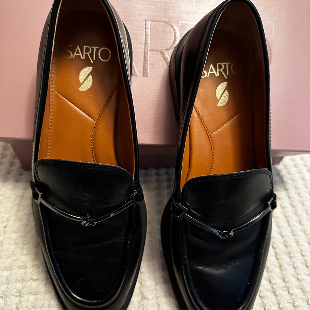 Euc Sarto Eda Loafer. Black. Size 6.